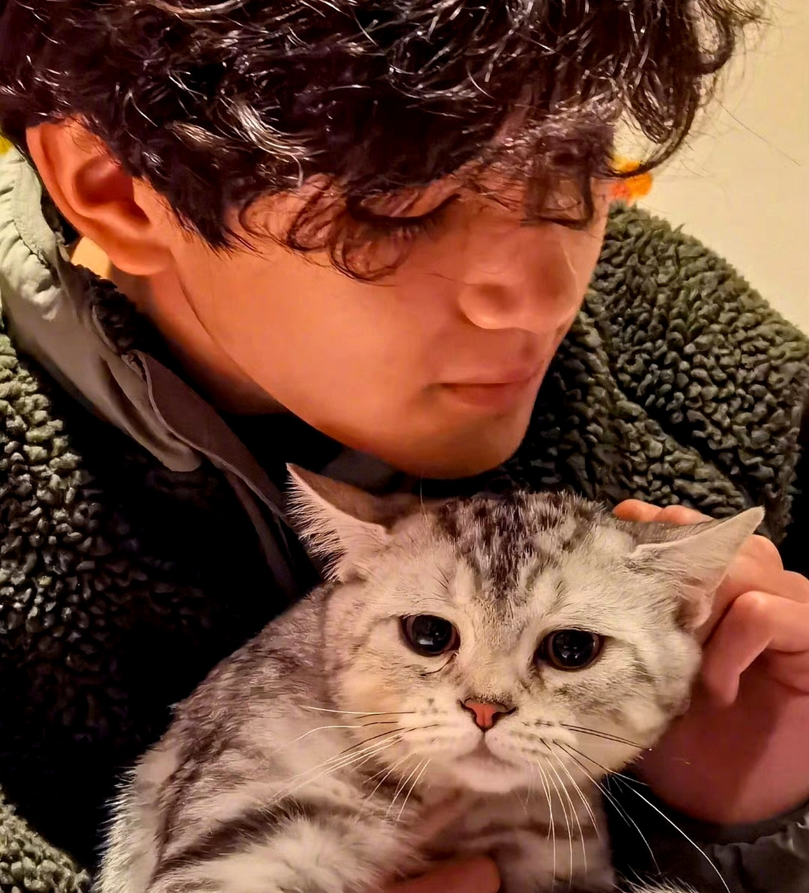 张智霖袁咏仪16岁儿子魔童晒了近照,身高是遗传到了,神韵也挺像妈妈的