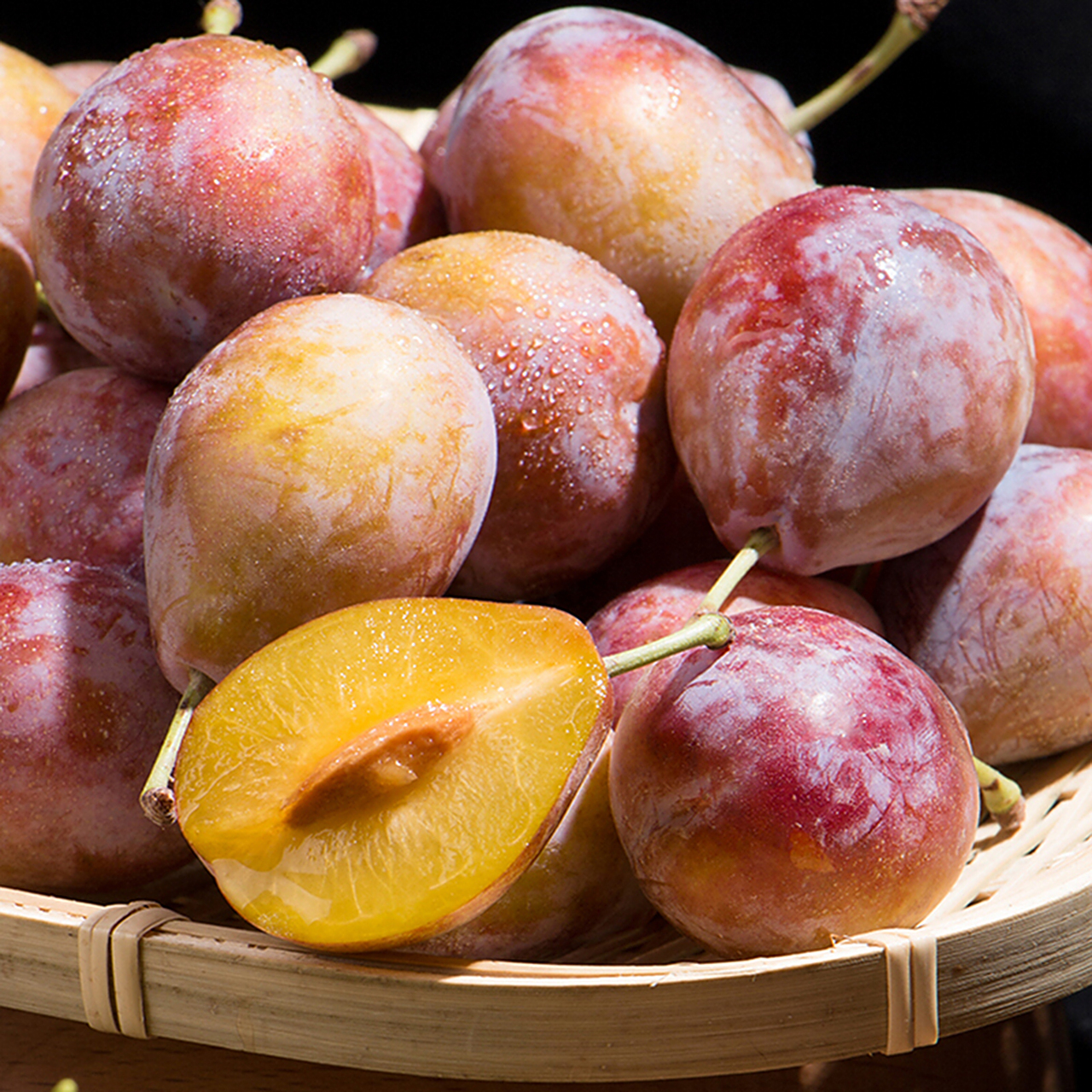 新疆法兰西西梅:自然的馈赠,水果界的后起之秀  在遥远的新疆喀什,有