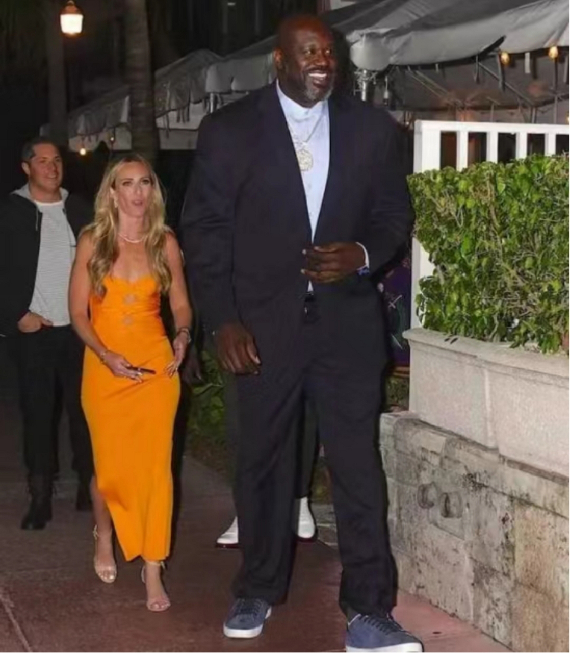 他俩的体型相差太大了,晚上睡觉,奥尼尔一翻身,妻子都有被压坏的危险!