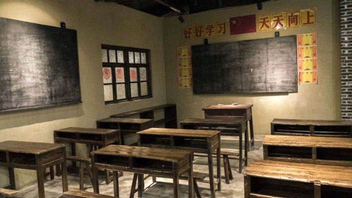那些年,老师用蜡纸刻字为我们印刷试卷,考试完两手都是墨黑