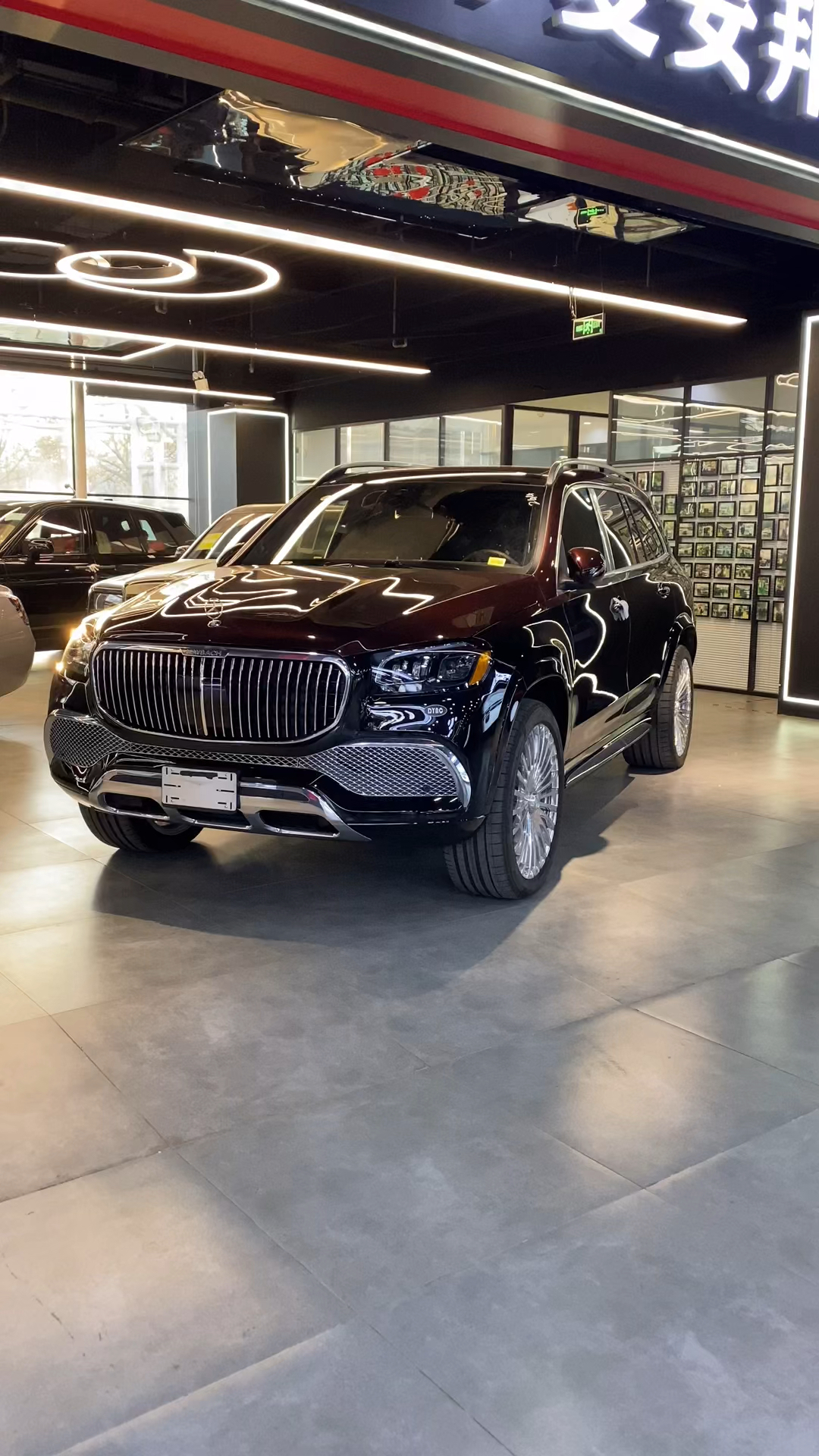 奔驰顶级豪华suv迈巴赫gls600-度小视