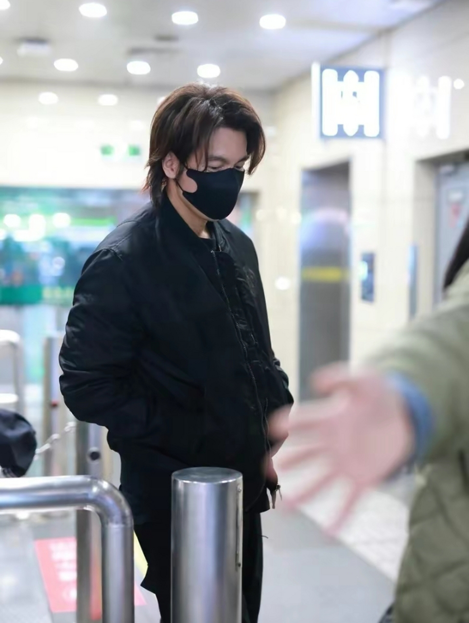 言承旭现身北京首都机场