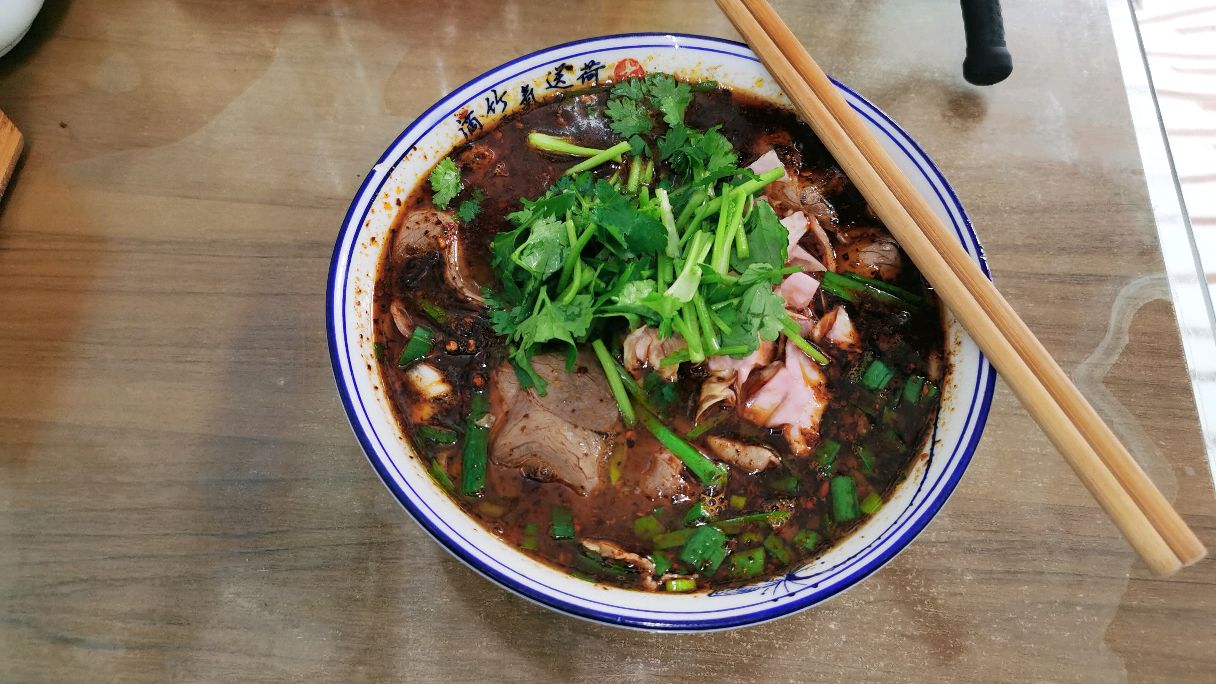 重庆一家贵州羊肉粉店,平均每天卖2000多碗,店前每天都排起长队