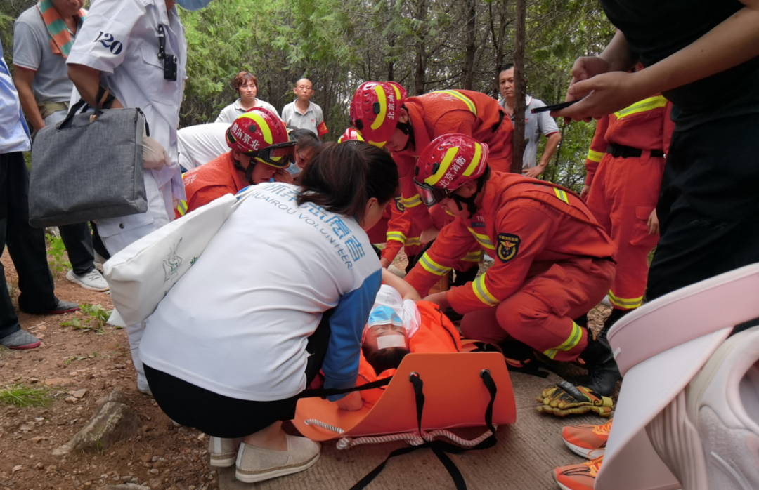 游客在怀柔某景区突发心脏病~救援人员,医护人员联手护送