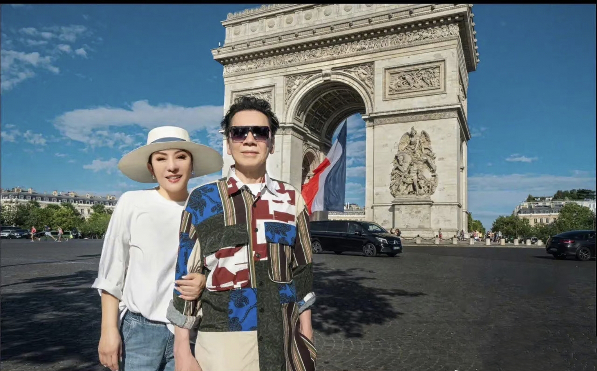 向太和向华强在法国拍的照看着好假,就像是把人物抠下来拖到法国背景