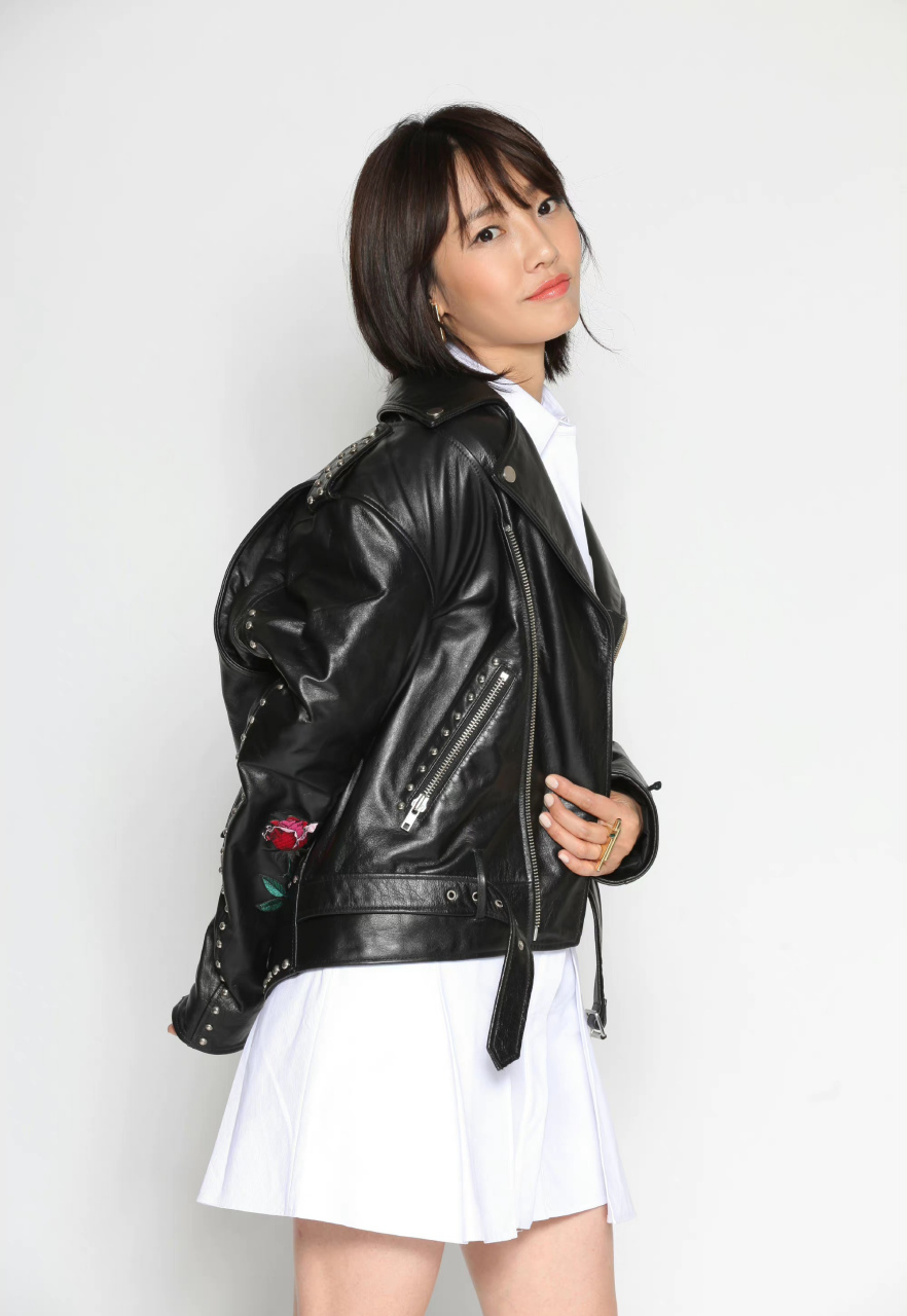 白百何终于酷了一次,上身皮衣外套,脚上穿了一双亮色鞋子