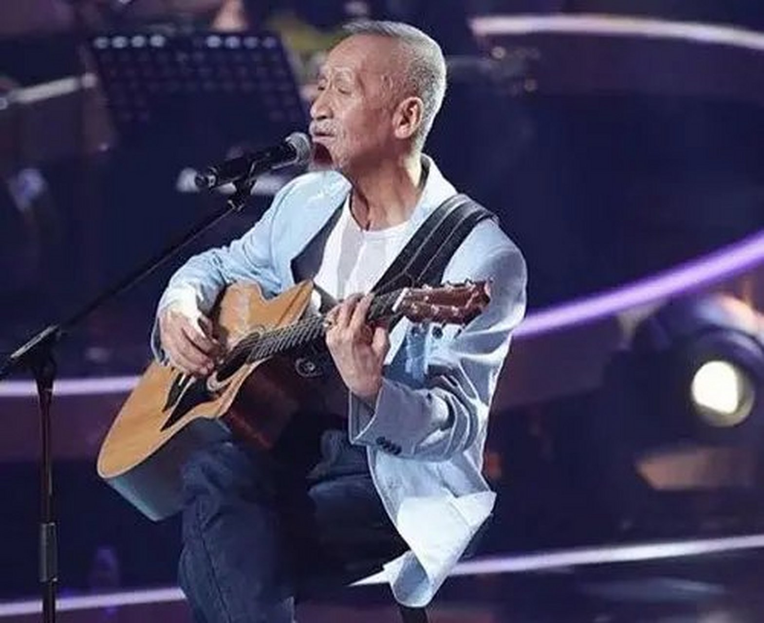 2018年,74岁的陈彼得"悄悄的"来到《中国好声音》的舞台.