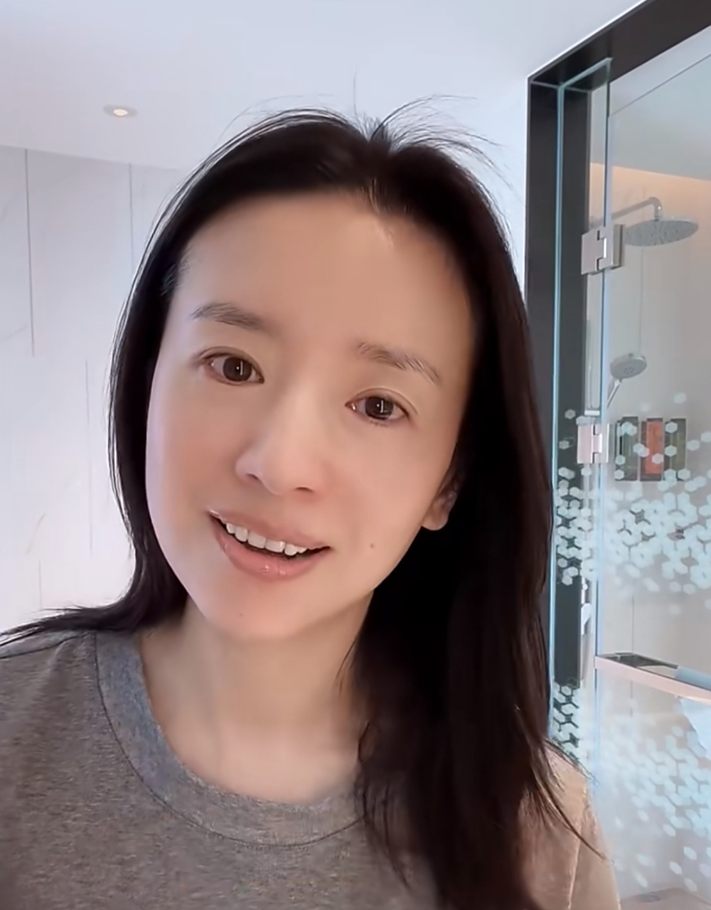 董洁早起开工素颜面对镜头,双眼皮随着年龄的增长越来越宽,不过她的脸