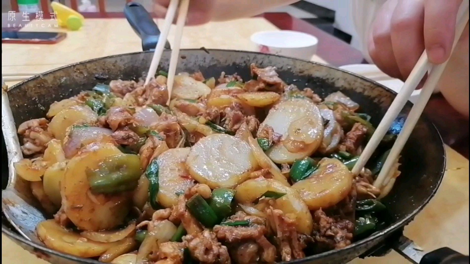 掌柜爆炒麻辣干锅兔,味道真巴适,四个人吃了一大锅,太过瘾了