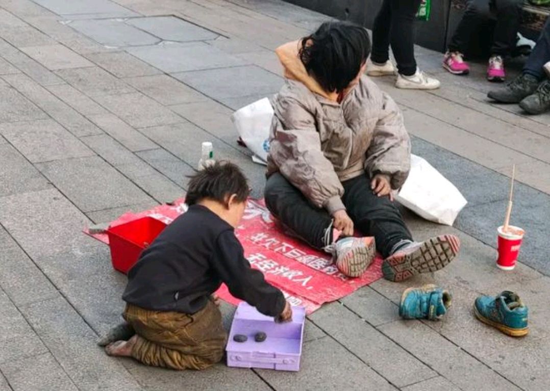 郑州街头发现两个妈妈带着幼儿在乞讨,最小才1岁多,怎能如此狠心