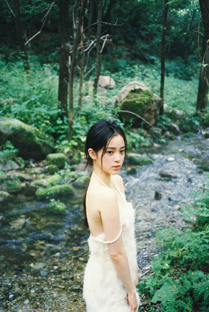 组图：欧阳娜娜林间情绪大片释出 一袭白色吊带裙清新灵动第1张图片