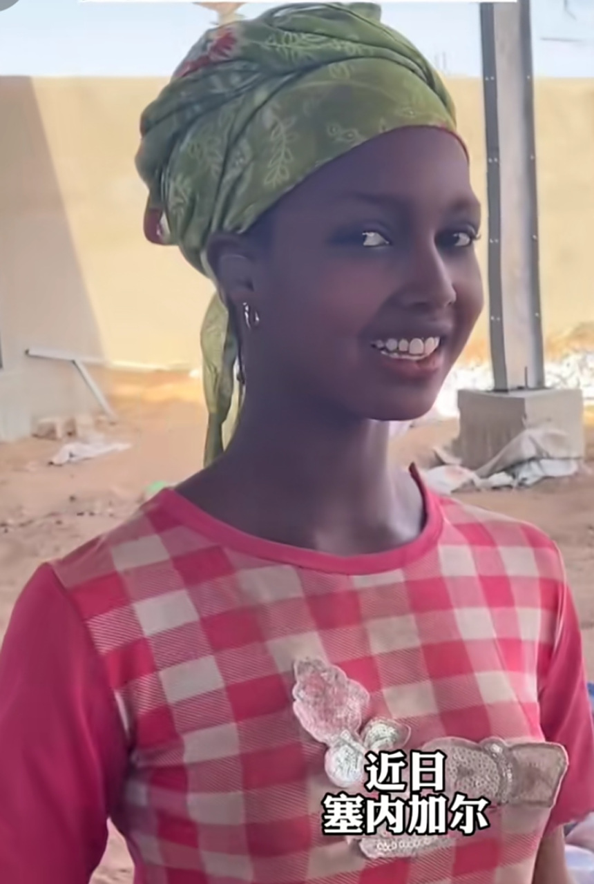 中国游客在非洲,拍到的女孩五官精致,明眸皓齿,就像颗黑珍珠