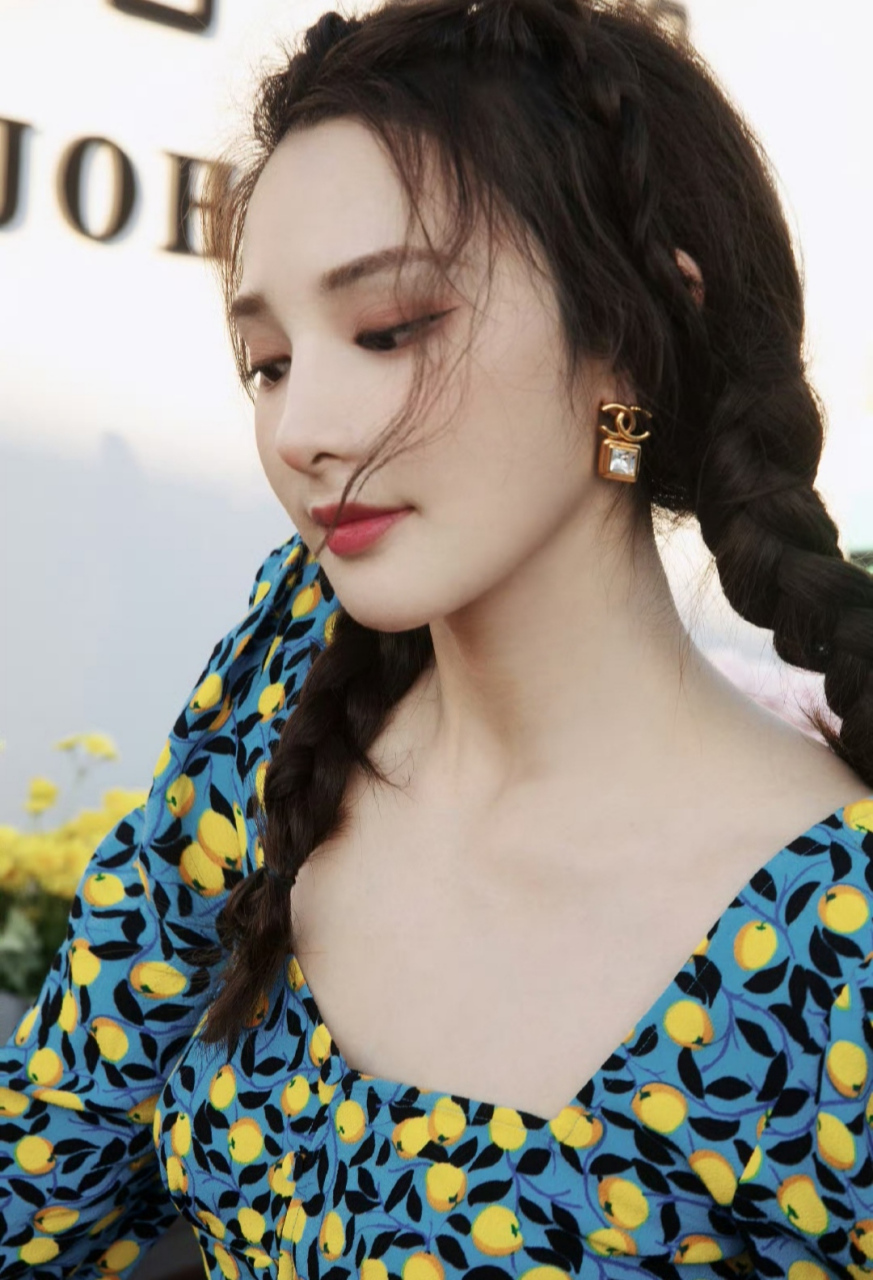 俏皮灵动,活泼可爱的#彭小苒# 貌若桃花,花枝招展,窈窕身材,楚楚动人.