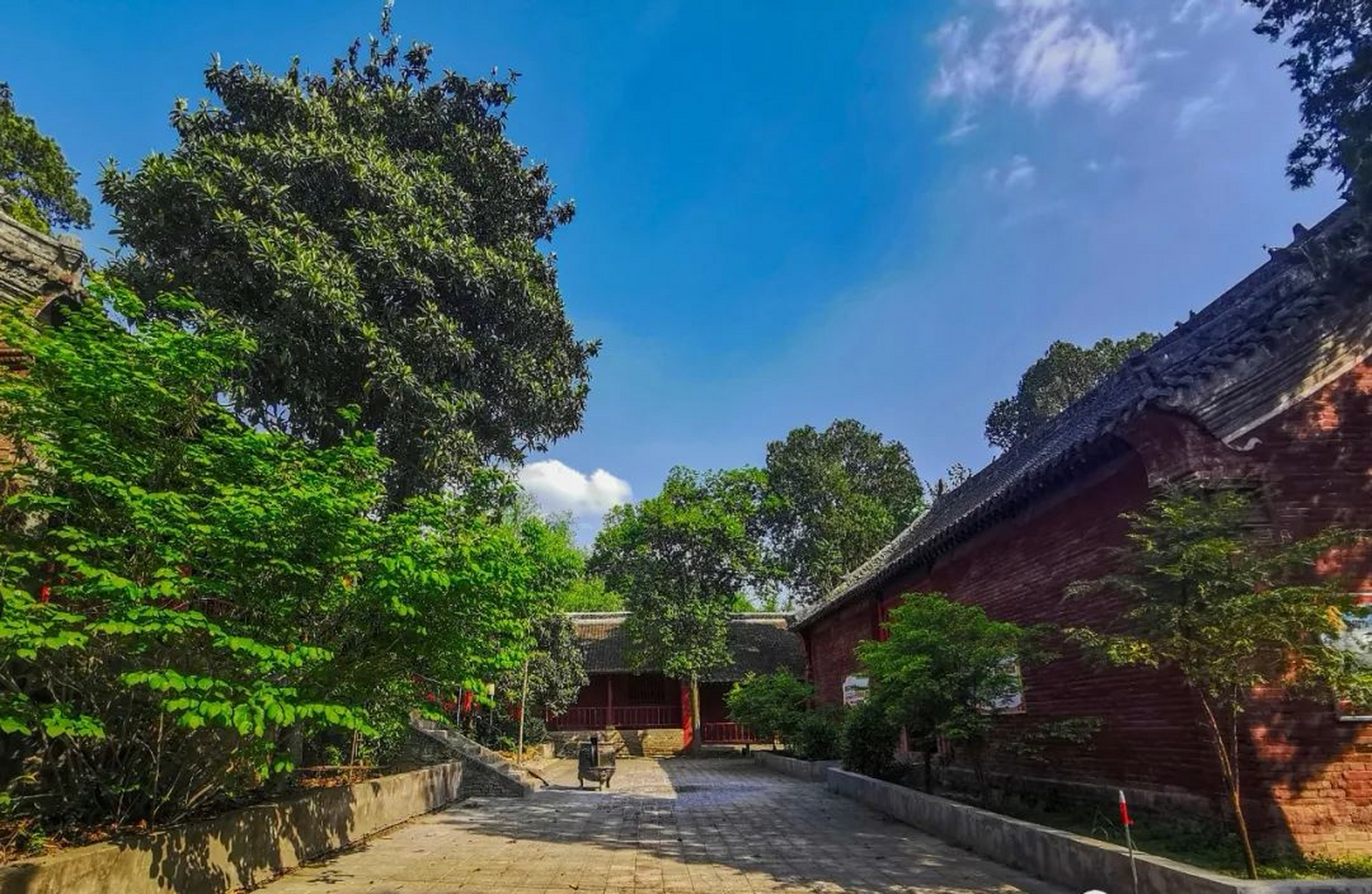 丹霞寺于唐长庆四年(824年)由天然禅师始建,取名