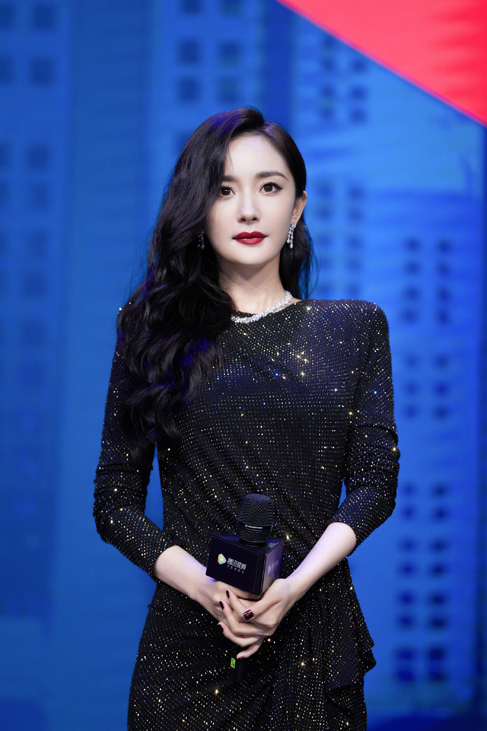 杨幂又美出新高度!穿的裙子又长又开叉,显得腿又细又直