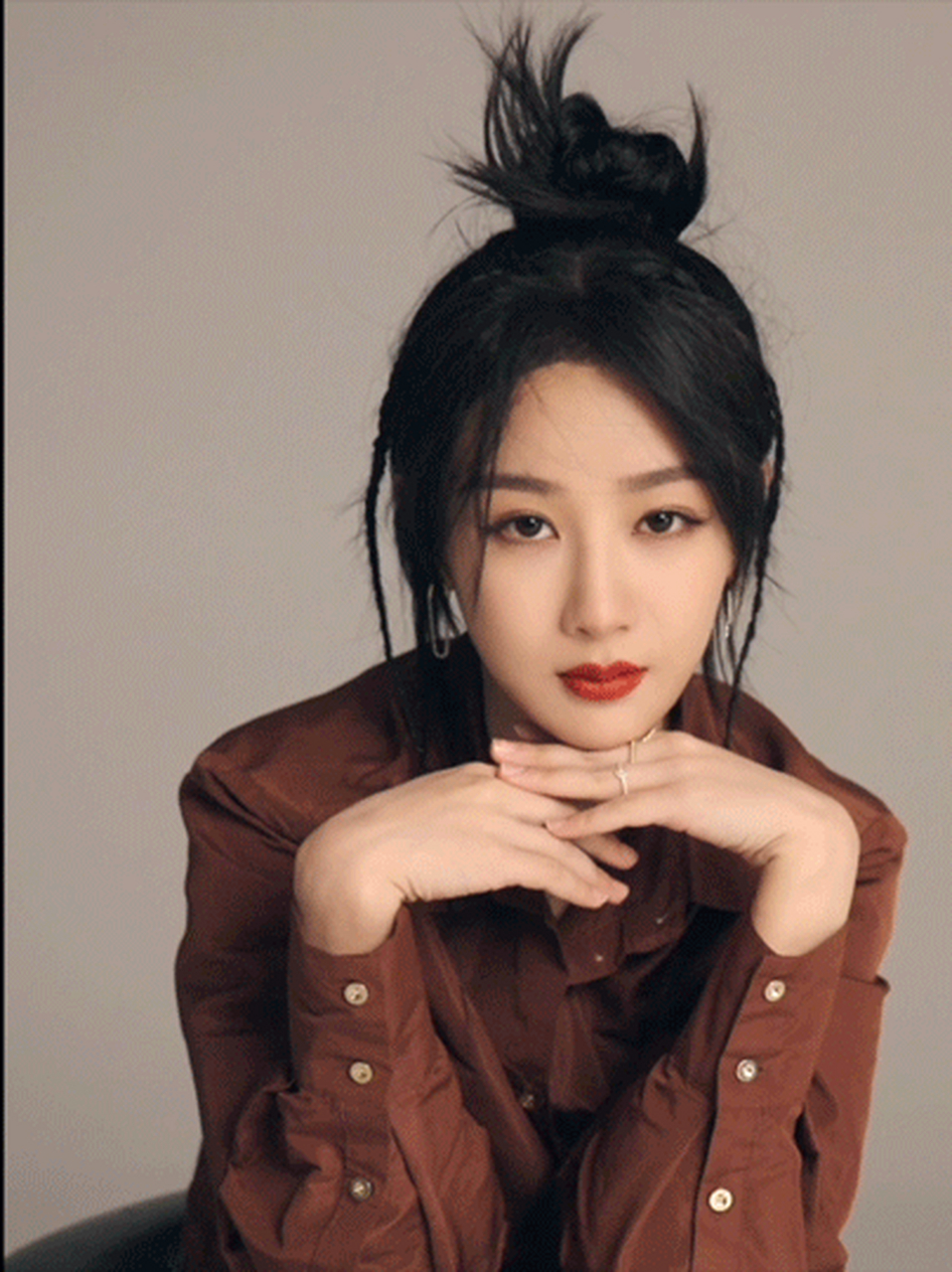 杨紫最近杂志很多,最喜欢红色蝴蝶结的那张照片,很有视觉冲击力.