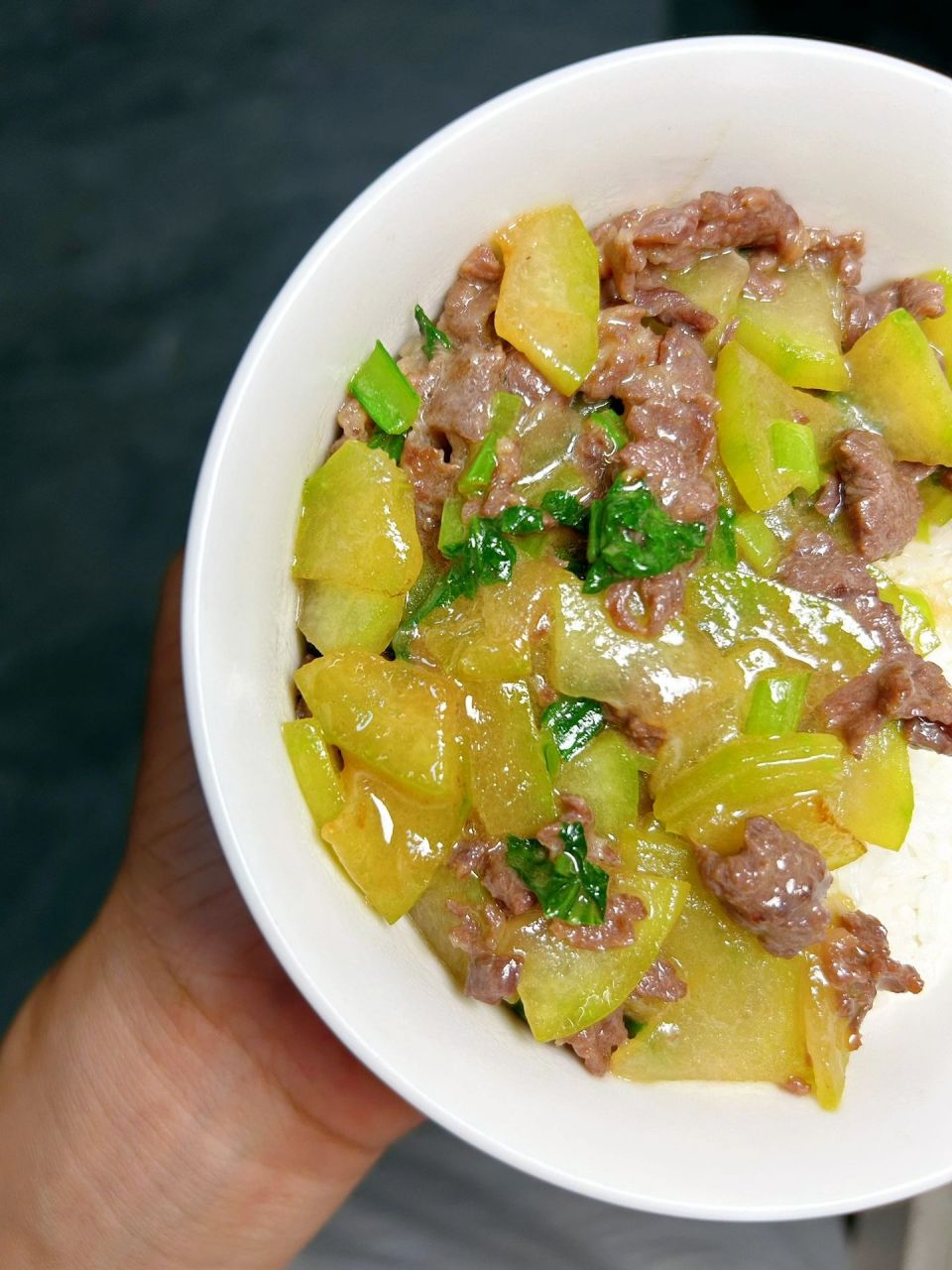 今天分享一道节瓜炒牛肉,这是一道快手又简单营养的儿童餐,汤汁拌