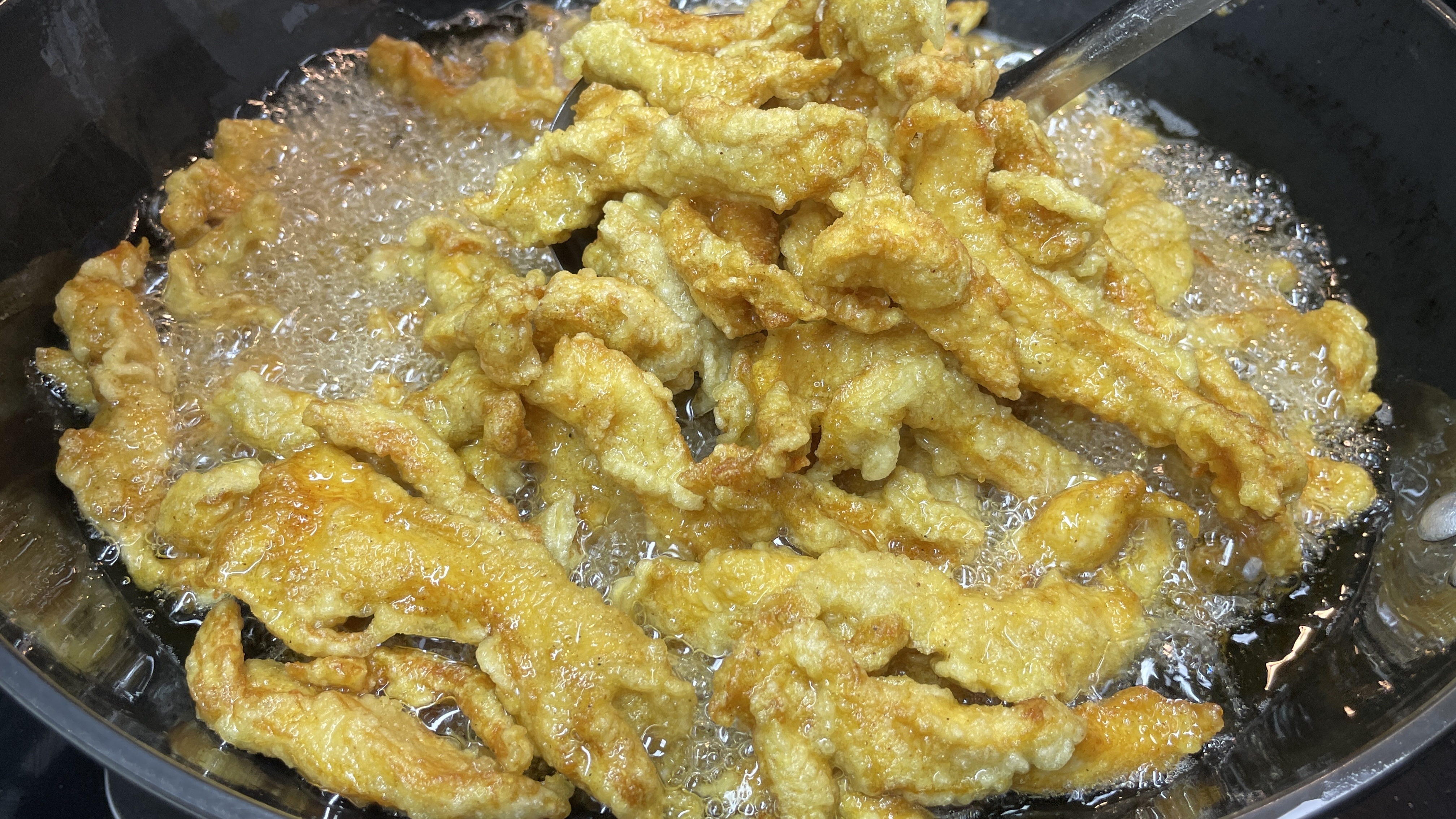 炸小酥肉,只放红薯淀粉和面粉就错了,教你正确做法,外酥里嫩香