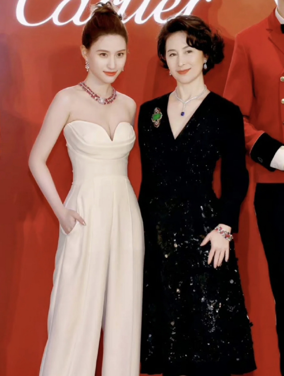 何超琼,何超莲同框,两人相差28岁.