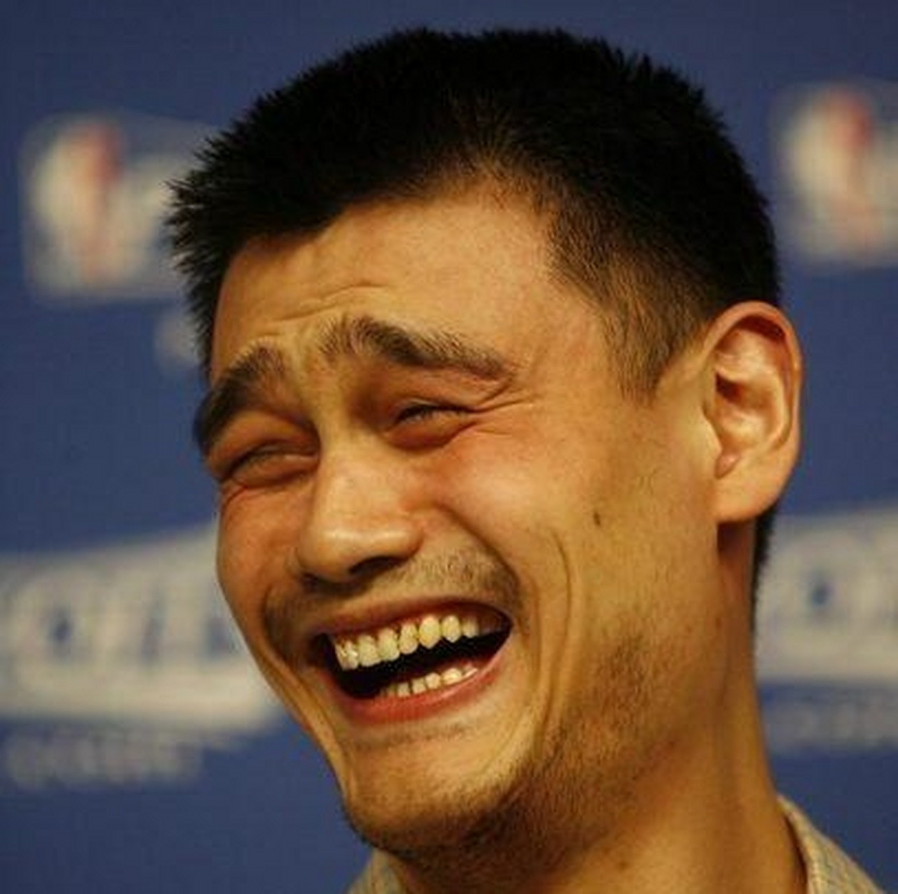 姚明对自己的形象还是很看重的,在cba总决赛中姚明露出了难得的笑容