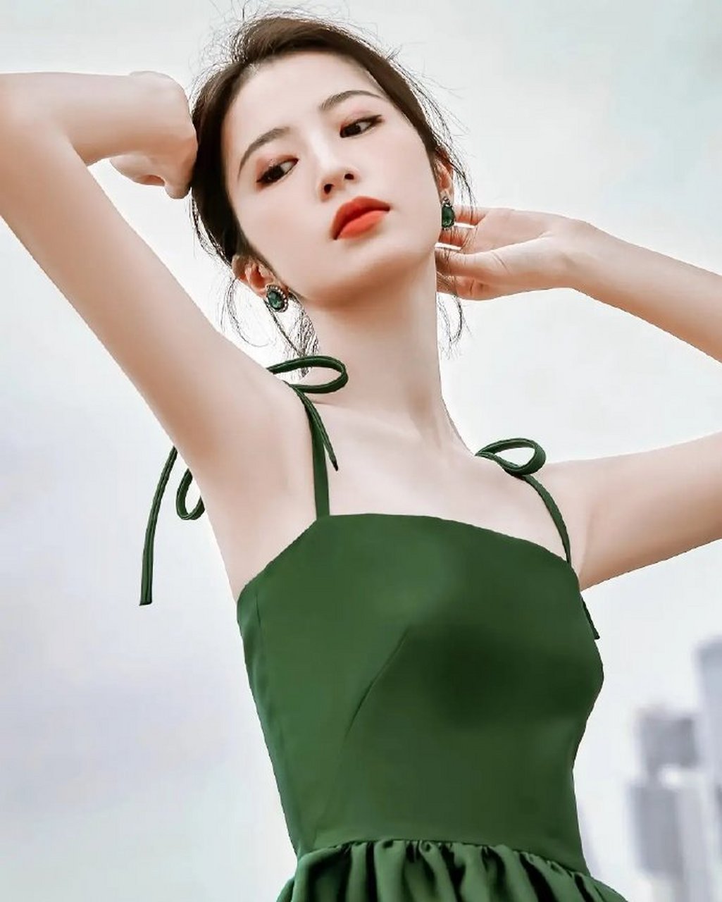 周雨彤身穿绿色吊带长裙,香肩锁骨迷人至极,她的穿搭散发出魅力的