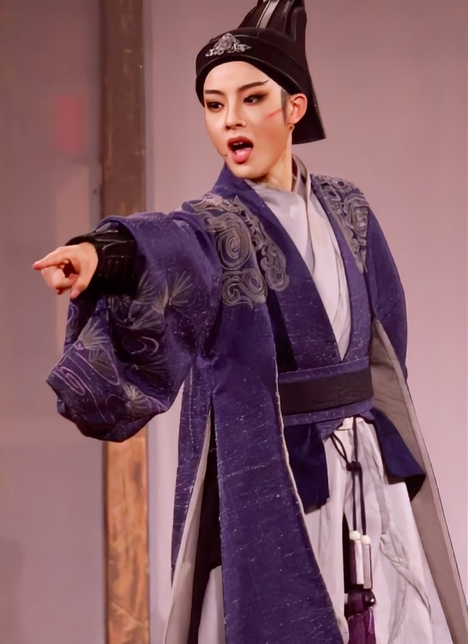 近期,90后越剧女演员陈丽君因在越剧新龙门客栈反串饰演玉面郎君贾廷