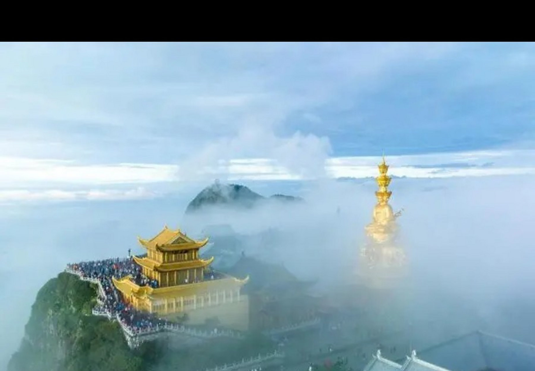 蜀国有仙山 离天三尺三 红日出东方 金顶现佛光!