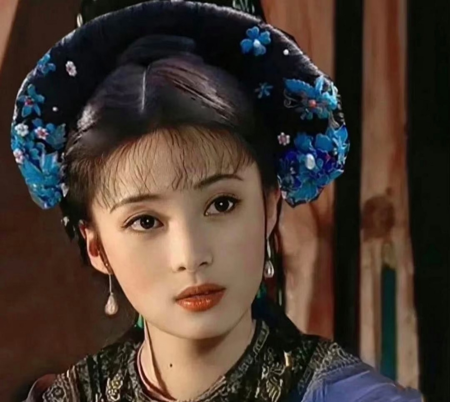 蒋勤勤 太美了吧 不过以前看古装剧先欣赏脸蛋再看发型接着看头饰和