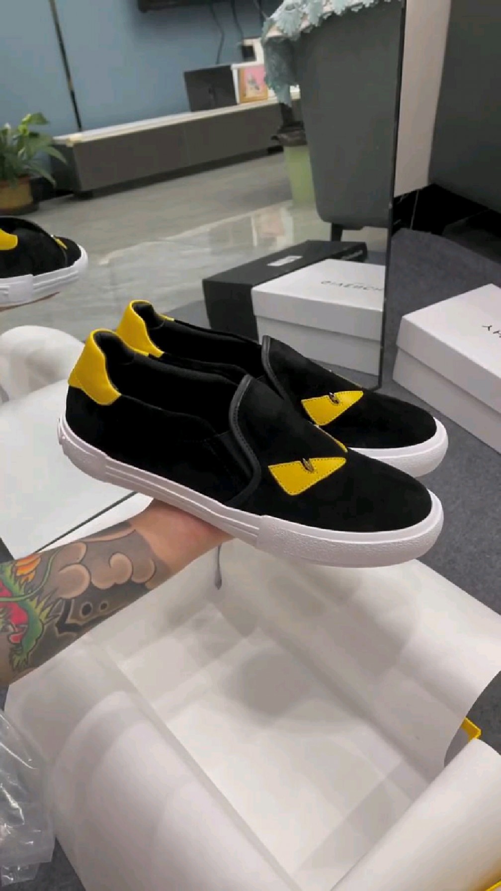 原来芬迪小怪兽一脚蹬休闲鞋是精致又百搭深受广大时尚人士喜爱