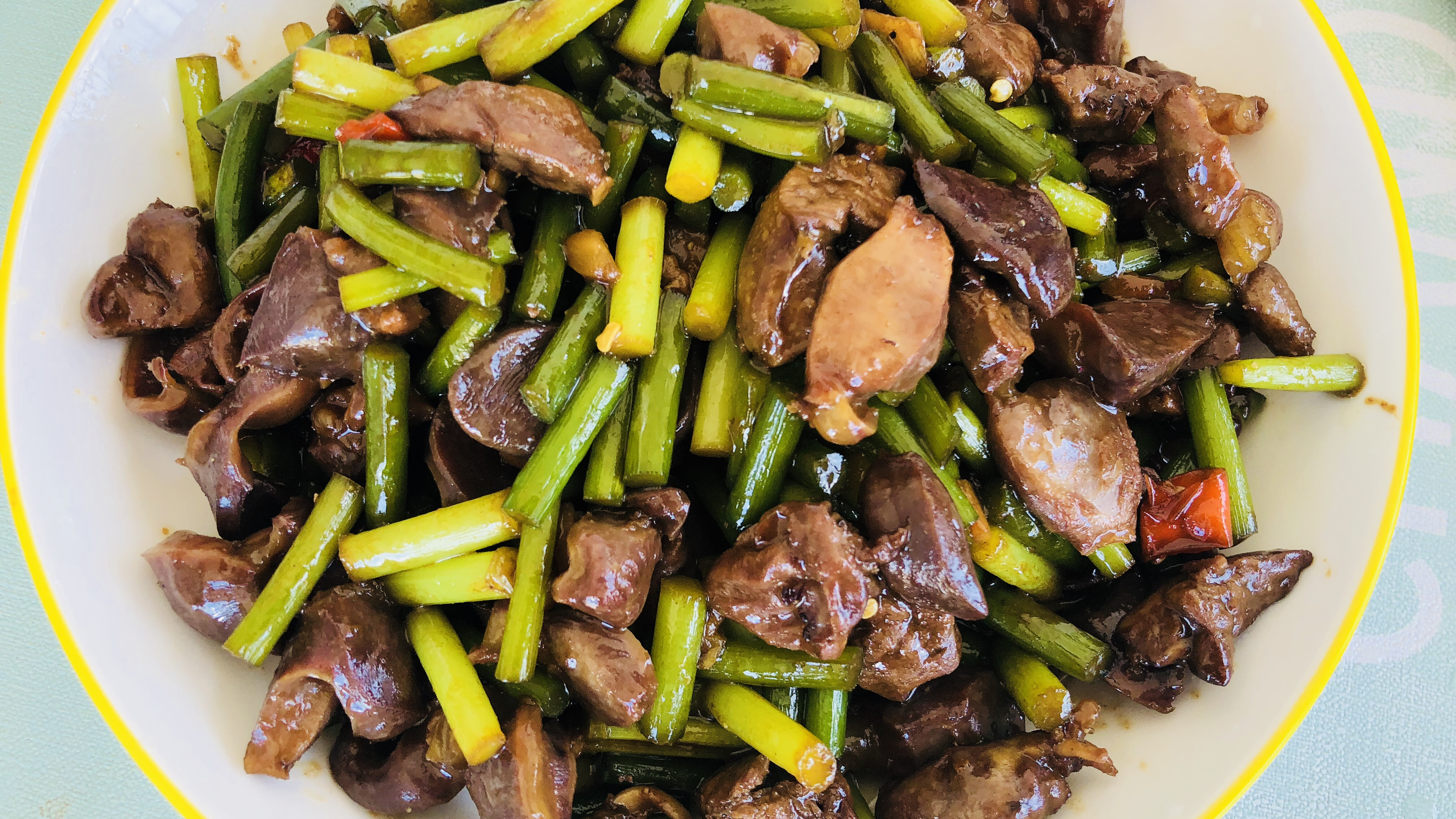 蒜苔炒鸡杂,家常菜谱必备的一道美食,吃完都赞不绝口哦!