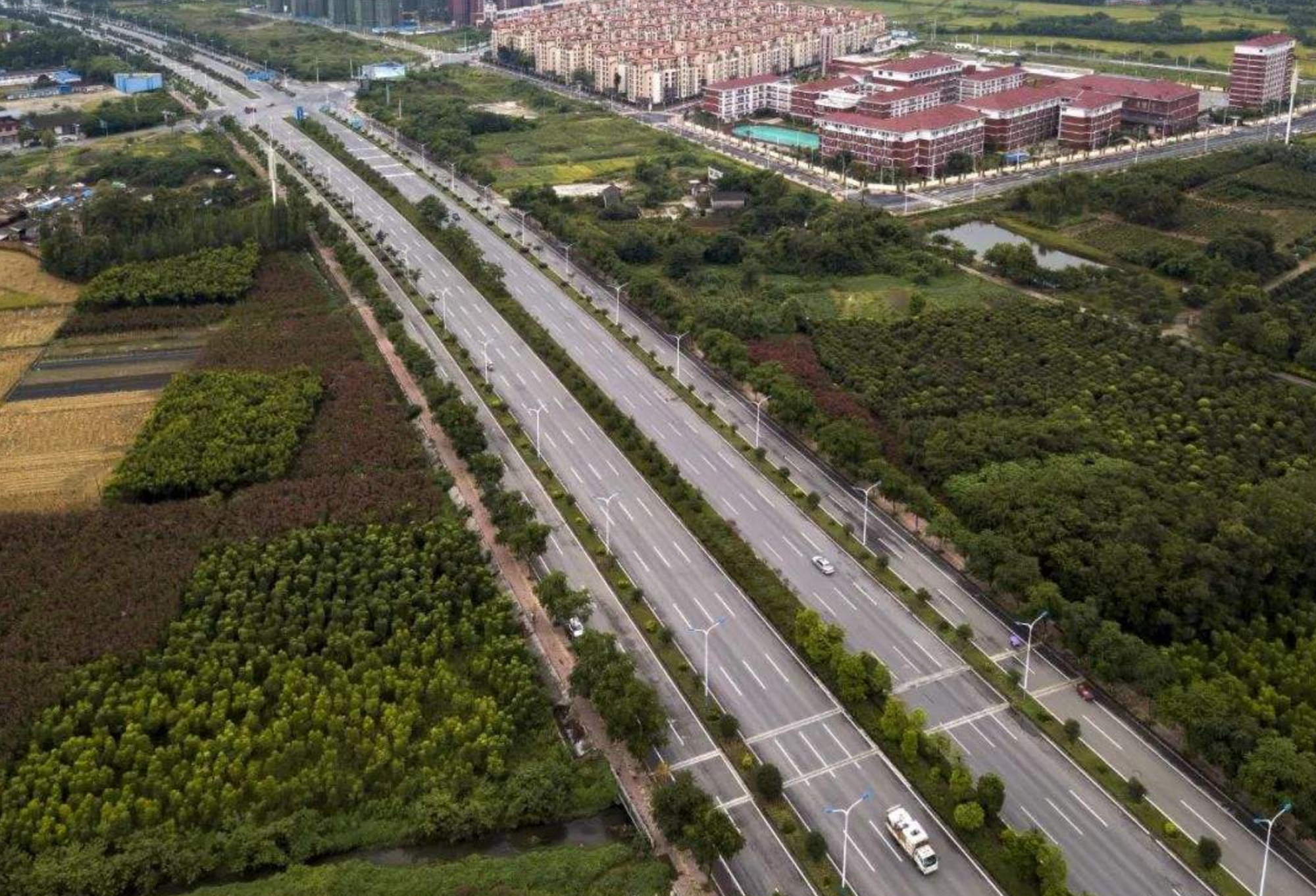 为何成都首条到德阳的快速路广汉段只有4车道,而成都段是8车道?