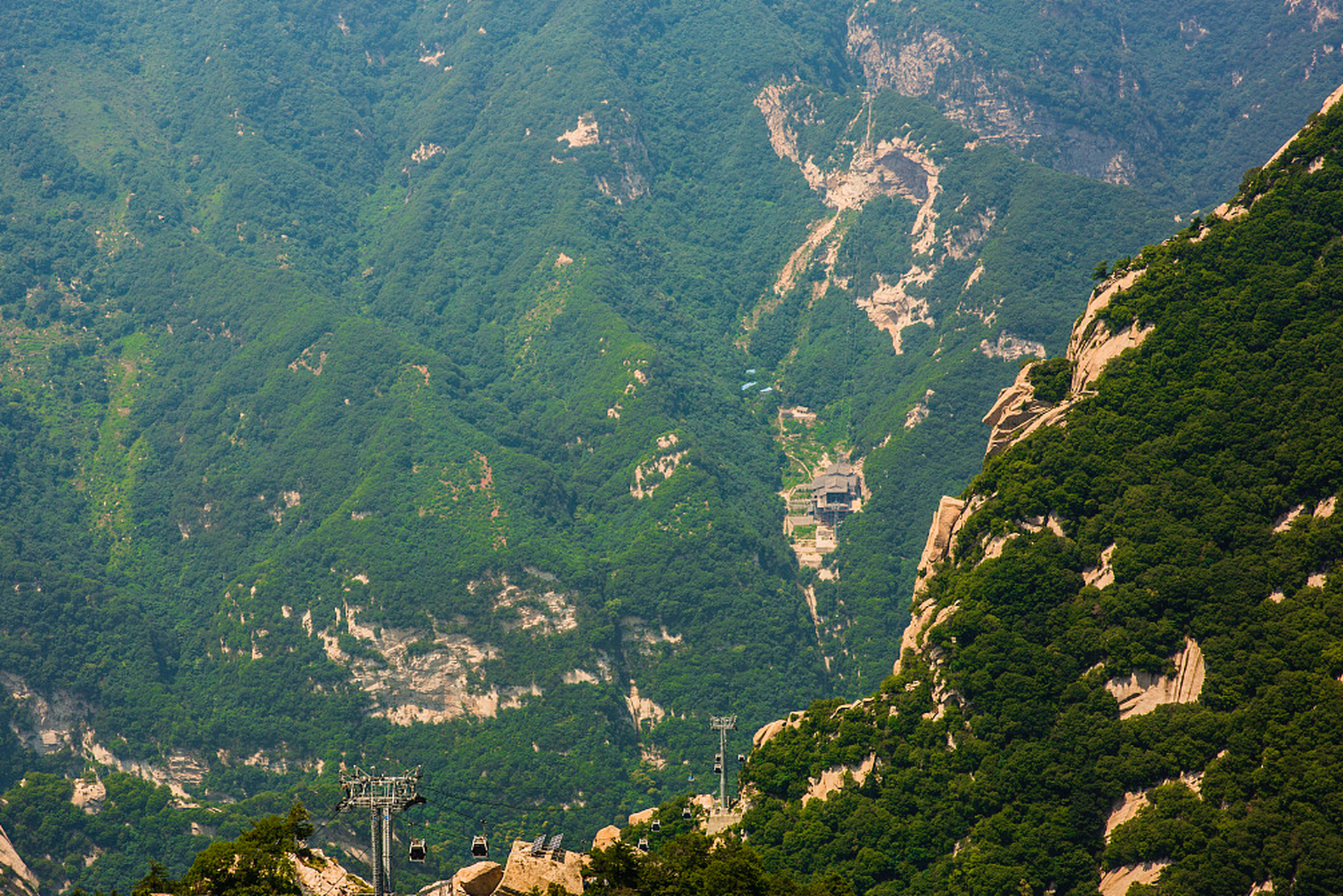 顺其自然的态度过随遇而安的生活,是一种豁达,从容的生活态度.