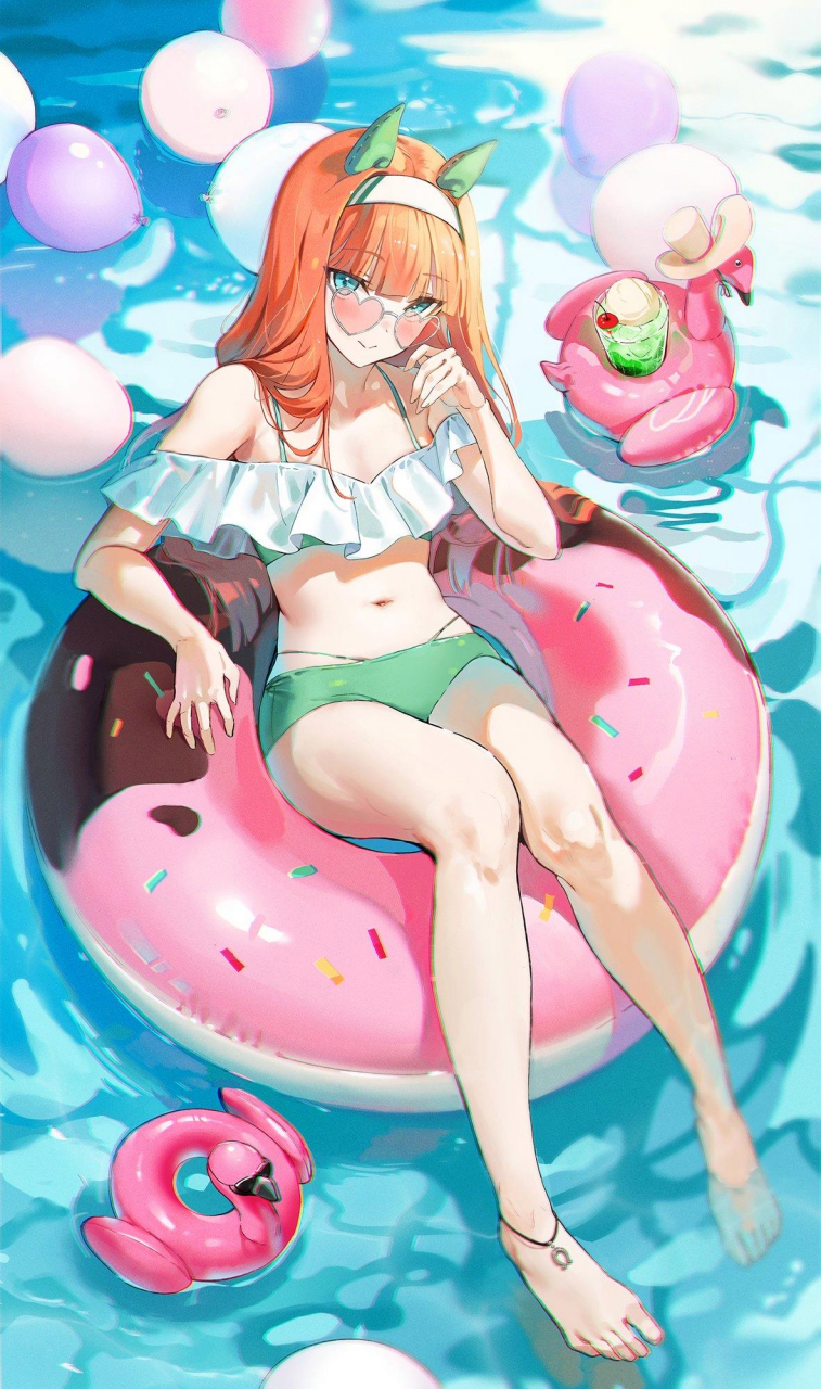 甜甜圈外型的泳圈,游泳的时候会忍不住咬一口的吧