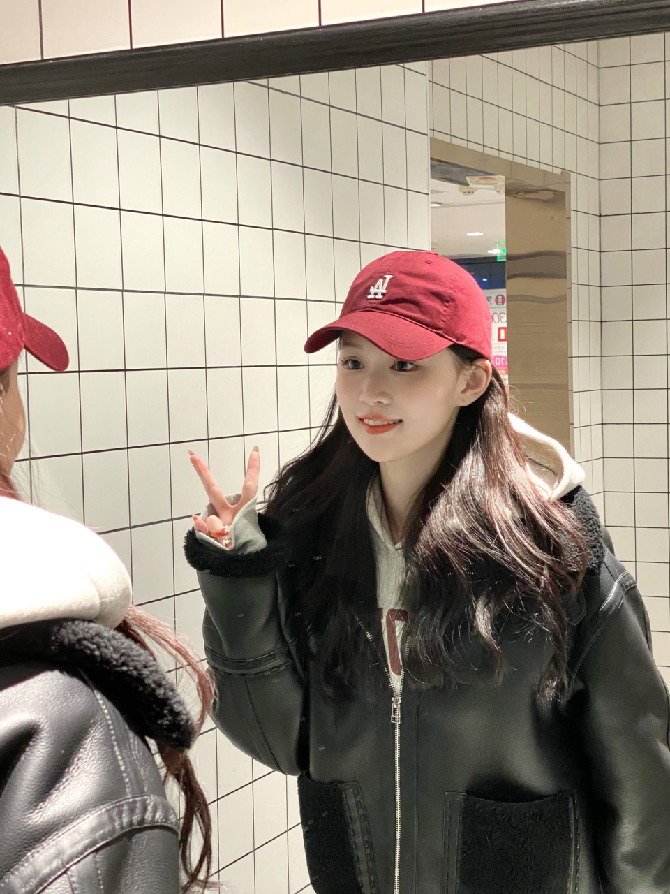 店里试了好几顶 被这个显白又时髦的酒红色惊艳住了 cp77帽型 配上小