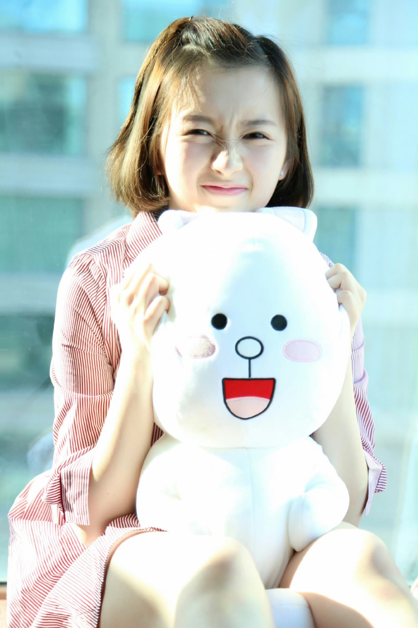 李浩菲光着脚丫坐在阳台上,怀里抱着小兔子,看着好可爱呀.