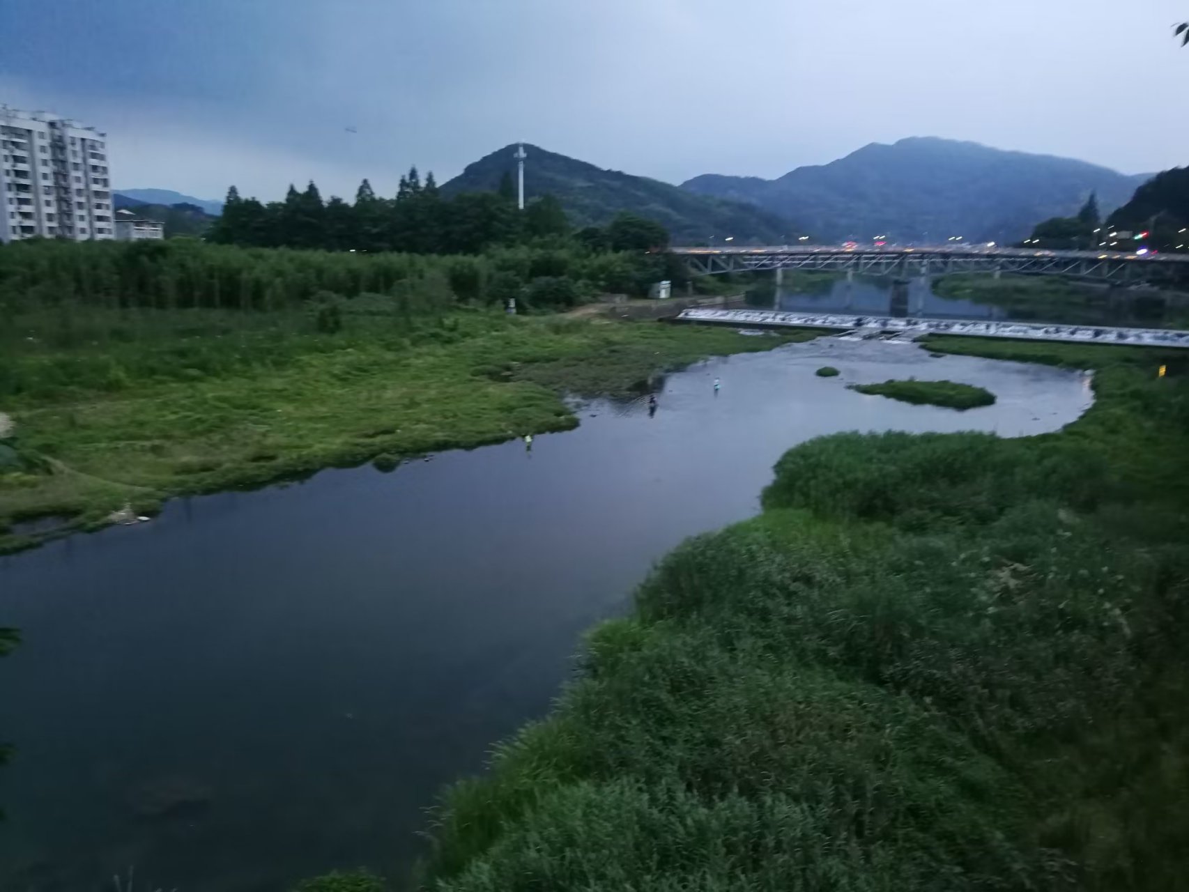 鄉村的夜晚, 河水汩汩地流著, 四周靜悄悄的, 只有蟲鳴聲, 夜色暗