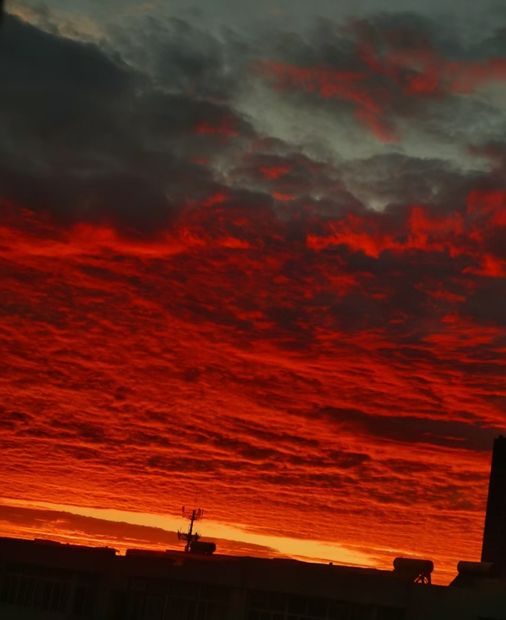 火烧云  夕阳西下,在霞光的照耀下,天空像熊熊燃烧的一团火焰,黑云像