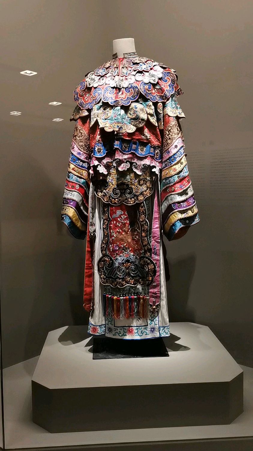 红缎绣凤戏牡丹纹宫衣(清代传统宫装)中国艺术研究院藏