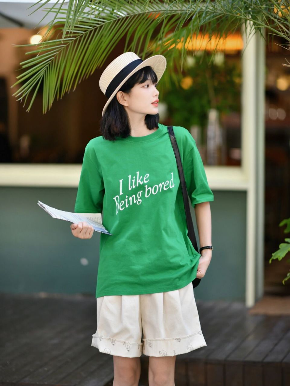 绿色的t恤穿搭真的是绝了  下半身搭配上一条短裤,显得非常的清爽洋气