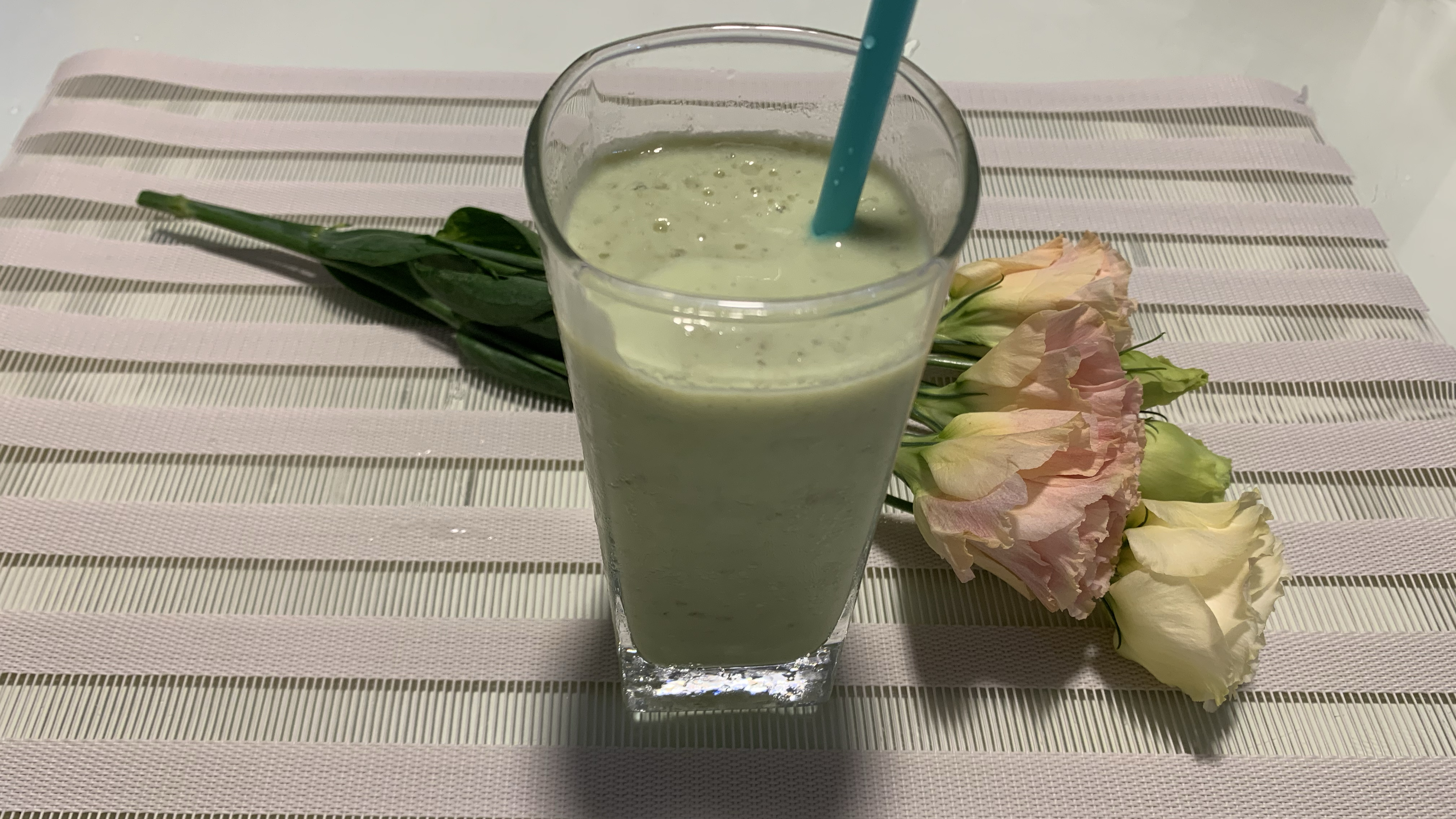 原汁原味:果香四溢的牛油果香蕉奶昔,惊艳你的味蕾