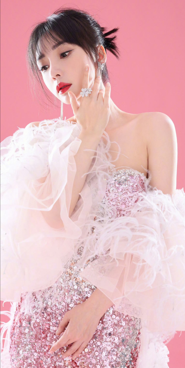 柳岩粉红亮片抹胸裙造型 #心随星动