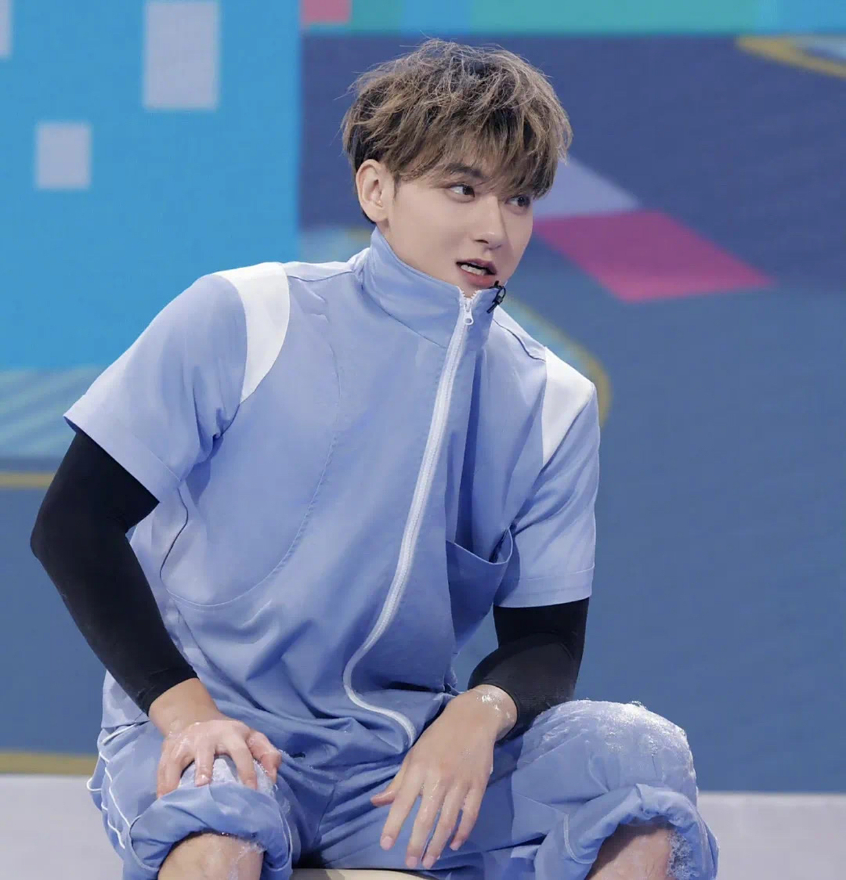 黄子韬在《你好星期六》里的游戏环节对徐志胜非常上头,情绪激动的