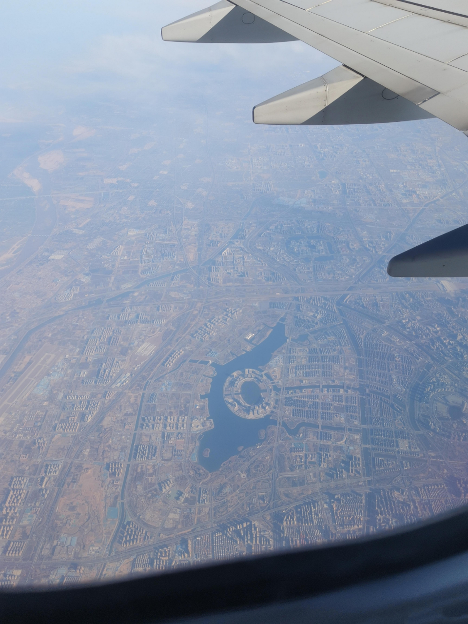 听说你们都很见多识广,那么请问在飞机上看到的这座城市,到底叫什么啊