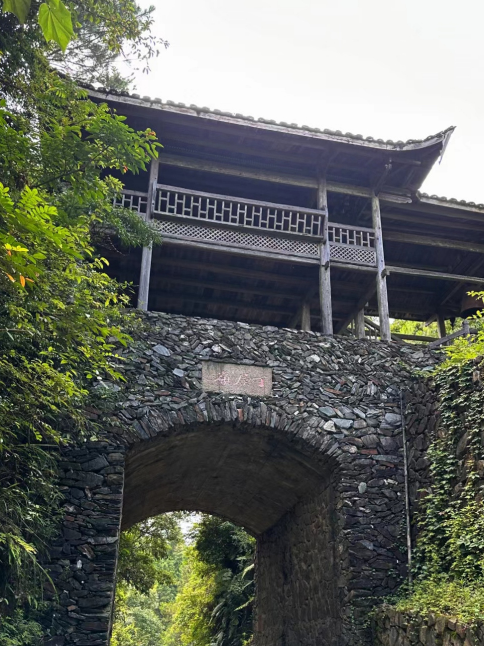 福建龙岩长汀县有个叫丁屋岭的村子很有特色,这个村子数百年来没有