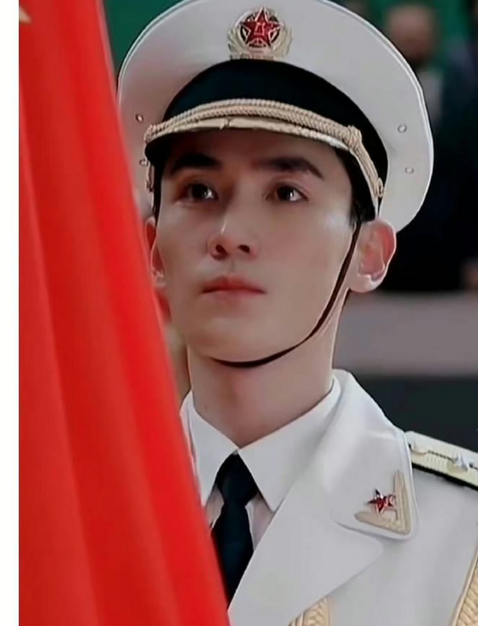 这位升旗手也太帅了, 没想到居然是朱一龙[心]