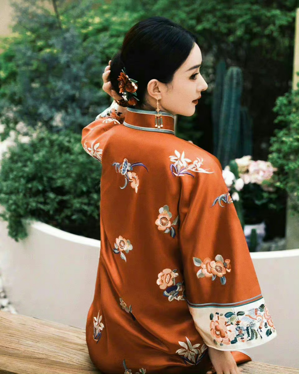 赵丽颖红色旗袍造型太美了,端庄大方,很有传统文化的节日的气息!