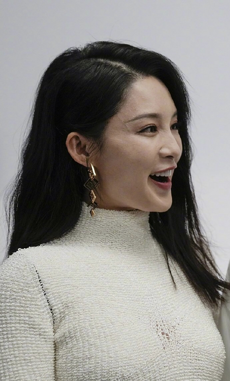 李沁生图 笑起来没皱纹皮肤白牙齿白 没整容33岁高清镜头下这状态还