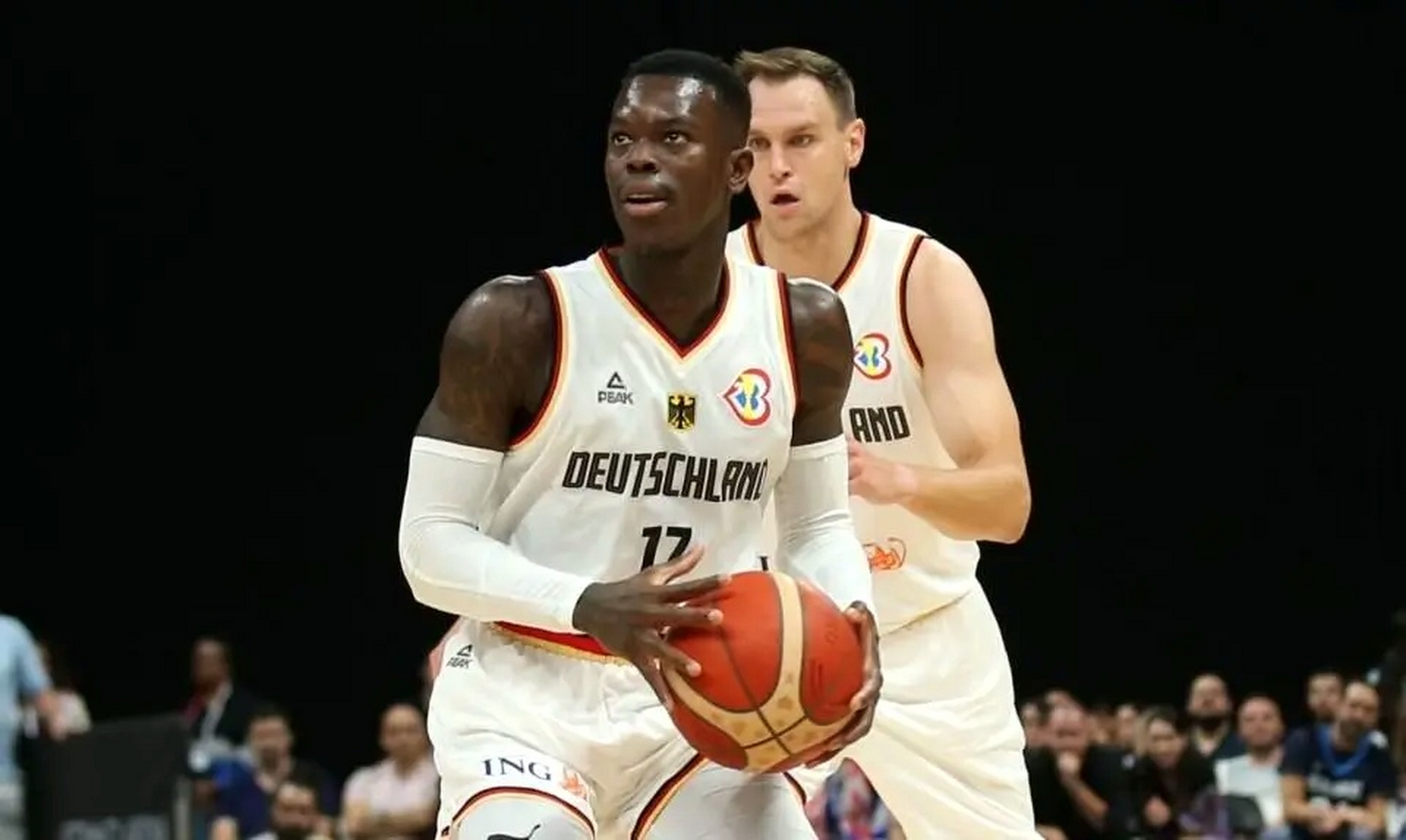 德国男篮22岁新星后卫霍拉茨受伤被搀扶下场,世界杯出战存疑.
