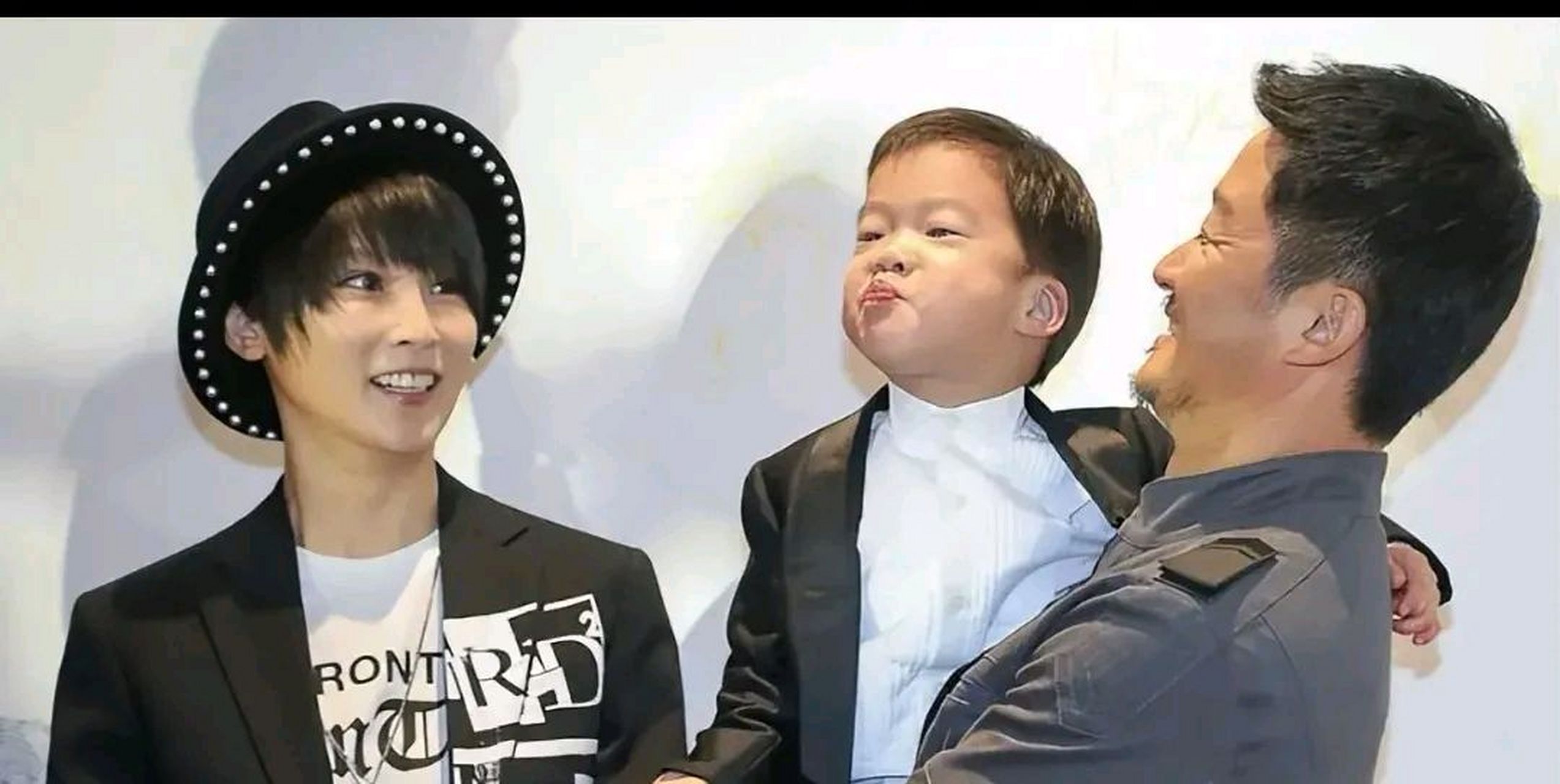 靳东孩子叫靳小爷,但都败给了冯绍峰儿子的名字-冯宝宝,冯绍峰通过