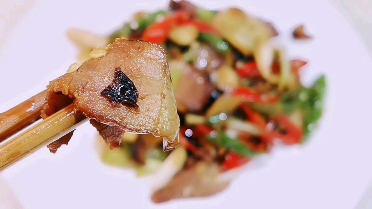 腊肉和冬笋的搭配,成就了一道美味佳肴,上桌都爱吃来看看吧